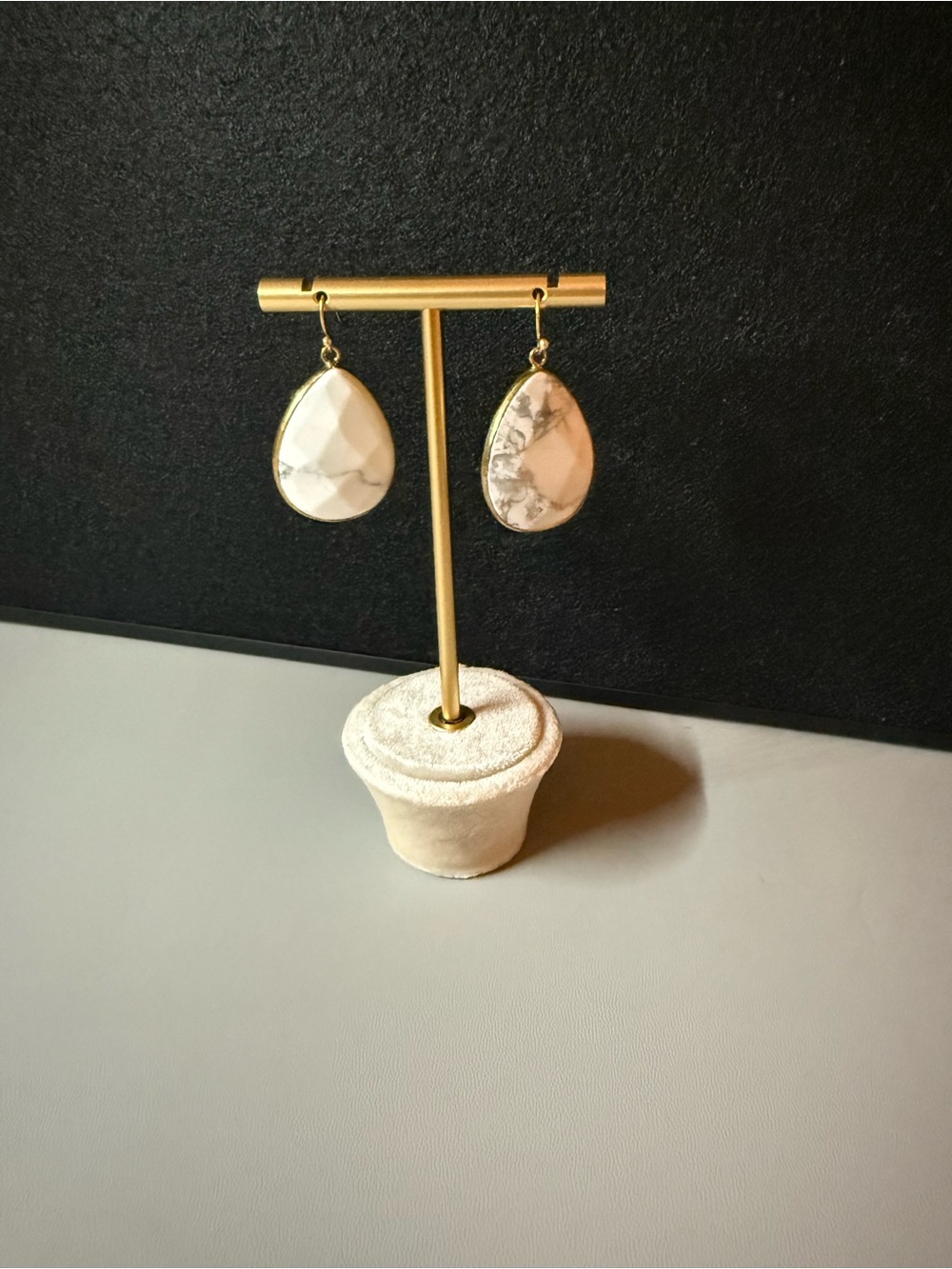 White Marble Teardrop Gold Tone Drop Earrings 🗽